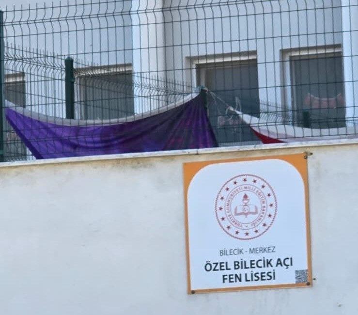 Bilecik’te özel okulda Türk bayrağının yerde sürünmesine tepki Bilecik’te özel bir okulun bahçesine asılan Türk bayrağının yerde sürünmesi