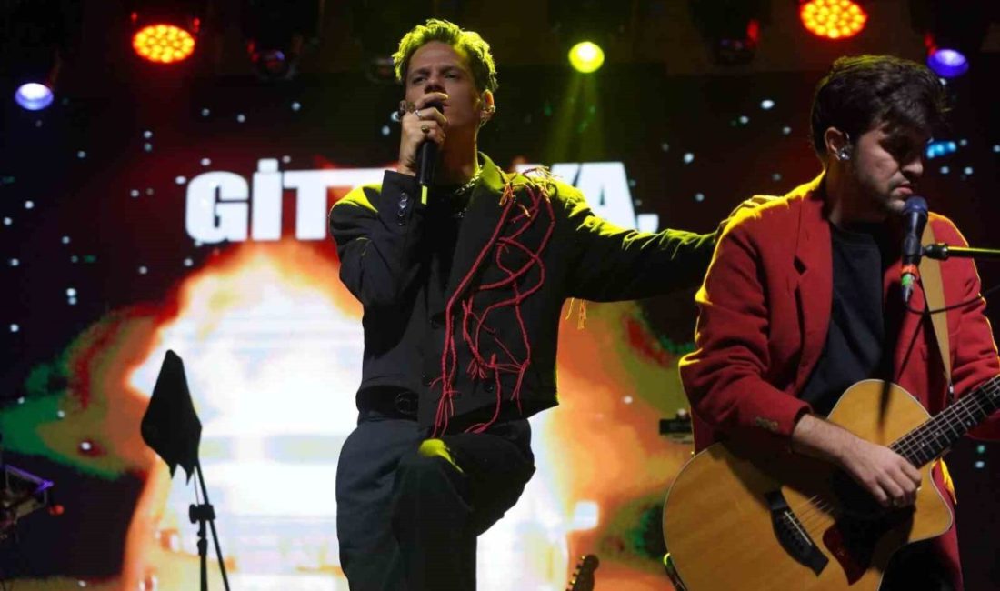 Bilecik’te sağanak yağışa rağmen binlerce kişi Madrigal konseriyle coştu Bilecik’te 29 Ekim Cumhuriyet Bayramı kutlamaları çerçevesinde düzenlenen Madrigal konserine