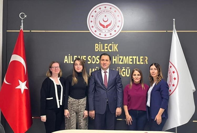 Bilecik’te şehit ve gazi yakınlarına oryantasyon eğitimi Bilecik’te kamuya yerleşen şehit ve gazi yakınlarına oryantasyon eğitimi düzenlendi.