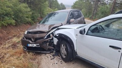 Bilecik’te seyir halinde karşı yönlerden gelen 2 aracın kafa kafaya