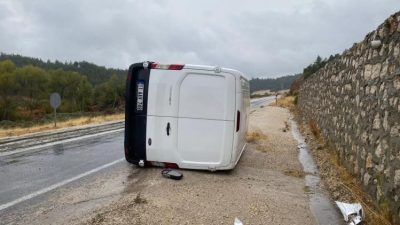 Bilecik’te seyir halinde kontrolden çıkan kamyonet yolun sağ tarafına devrilirken,