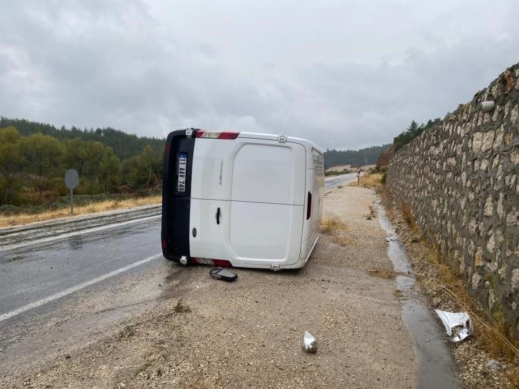 Bilecik’te seyir halinde kontrolden çıkan kamyonet yolun sağ tarafına devrilirken,
