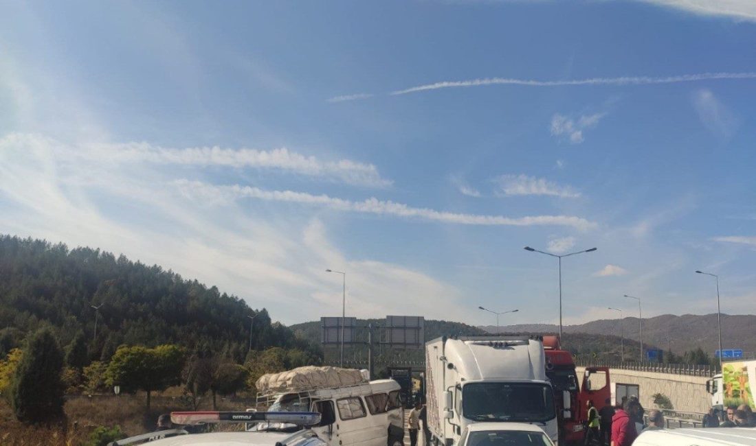 Bilecik’te zincirleme kaza: 3 yaralı Bilecik’in Bozüyük ilçesinde meydana gelen zincirleme trafik kazasında 3 kişi