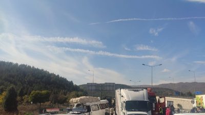 Bilecik’in Bozüyük ilçesinde meydana gelen zincirleme trafik kazasında 3 kişi