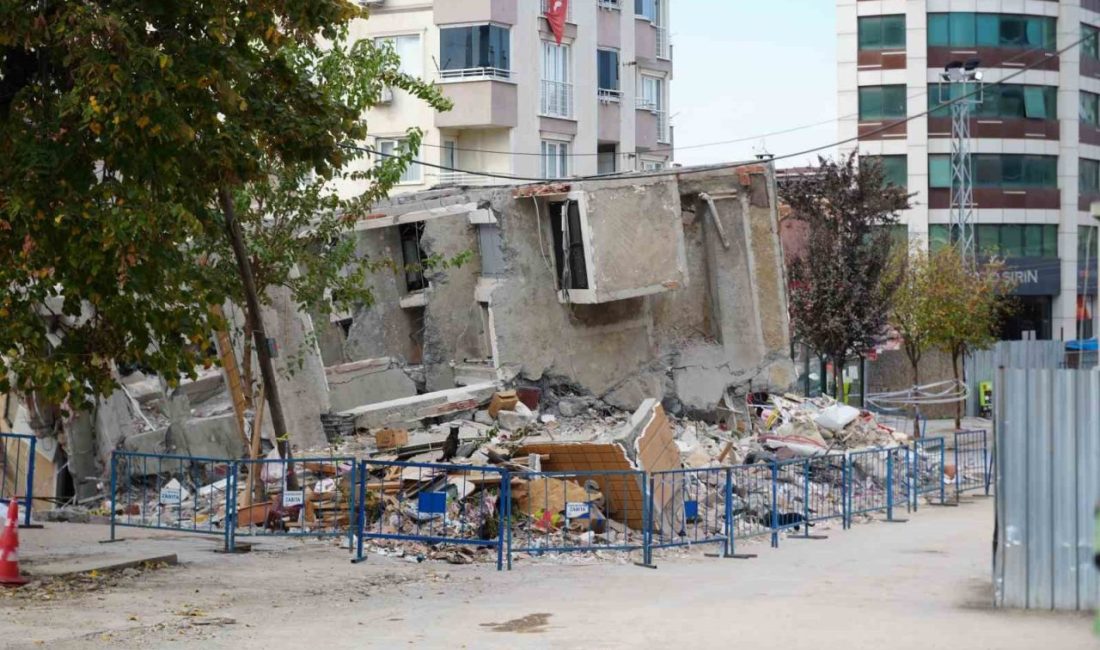 Kocaeli’nin Gebze ilçesinde devrilen binada ekipler tarafından incelemeler sürerken, boşaltılan