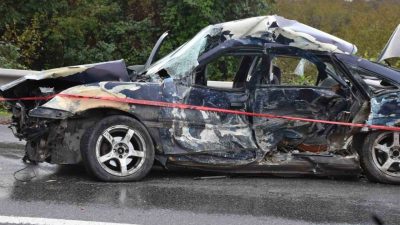 Sakarya’nın Hendek ilçesinde sabah saatlerinde otoyol bağlantı yolunda otomobil ile