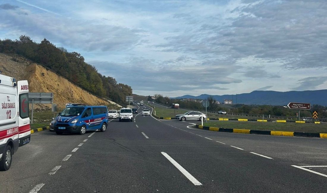 Bolu D-100’de iki araç çarpıştı: 5 yaralı D-100 karayolunun Bolu geçişinde hafif ticari araç ile otomobilin çarpışması
