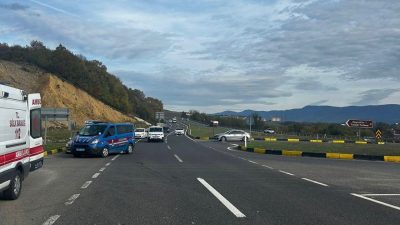 Bolu D-100’de iki araç çarpıştı: 5 yaralı D-100 karayolunun Bolu geçişinde hafif ticari araç ile otomobilin çarpışması