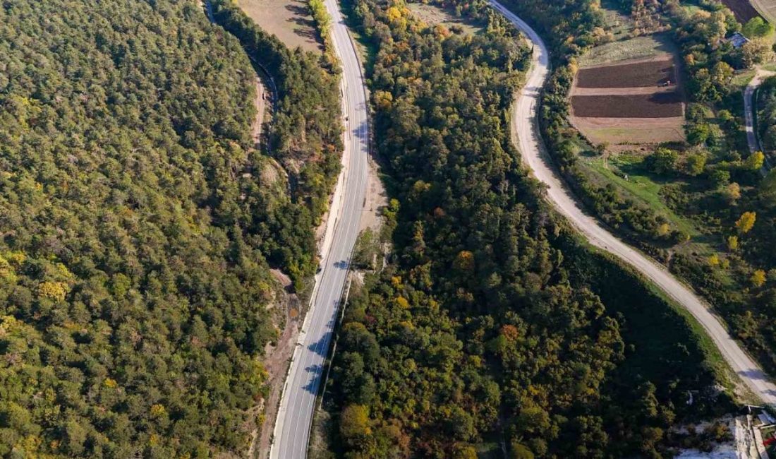 Bolu-Mudurnu kara yolunda sonbahar yolculuğu Bolu-Mudurnu kara yolunda sonbahar renkleriyle oluşan manzaralar, sürücülere görsel bir