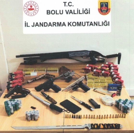 Bolu’da jandarma ekipleri tarafından düzenlenen operasyonda, ruhsatsız silah ticareti yaptığı
