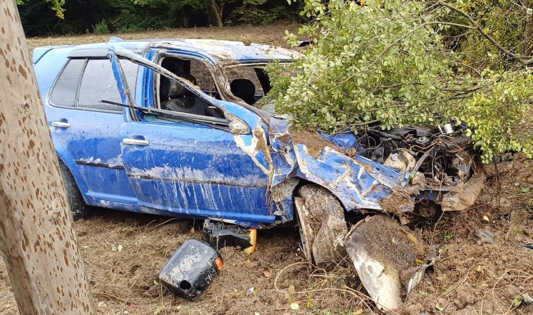 Bolu’da yağmur nedeniyle kayganlaşan yolda kontrolden çıkan otomobil tarlaya uçtu.