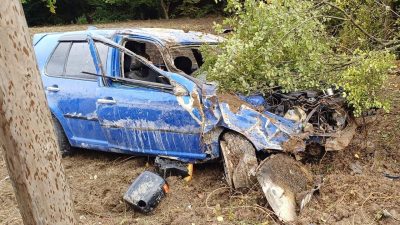 Bolu’da yağmur nedeniyle kayganlaşan yolda kontrolden çıkan otomobil tarlaya uçtu.