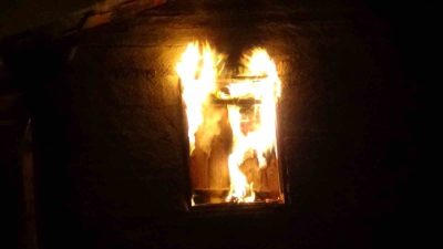 Bolu’nun Mudurnu ilçesinde samanlık olarak kullanılan iki katlı boş evde