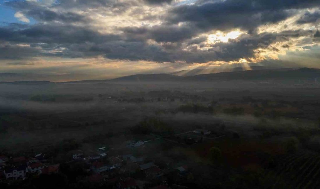 Bolu’da sis denizi kartpostallık manzaralar oluşturdu Bolu’da sabah saatlerinde etkili olan sis, şehrin birçok noktasında kartpostallık