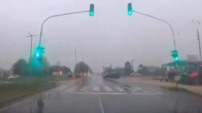 Bolu’da yağış nedeniyle kayganlaşan yolda ışıklı kavşakta iki araç kaza