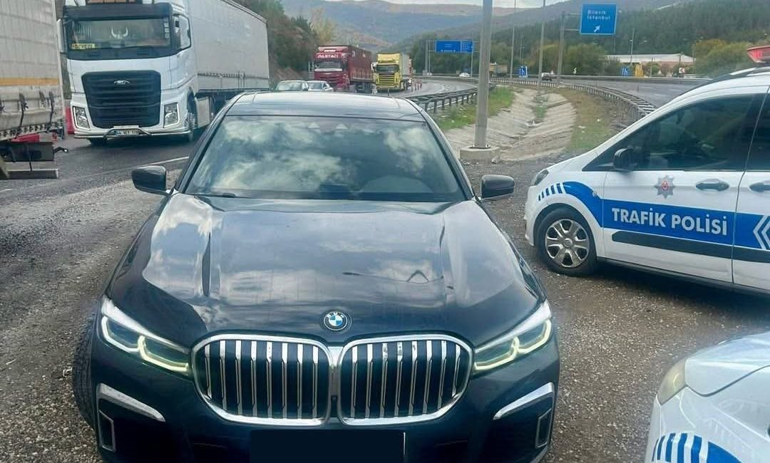 Bozüyük’te aracında ikiz plaka kullanan şahısa 50 bin 834 TL para cezası Bilecik’in Bozüyük ilçesinde, İlçe Emniyet Müdürlüğü ekipleri tarafından gerçekleştirilen uygulamada,