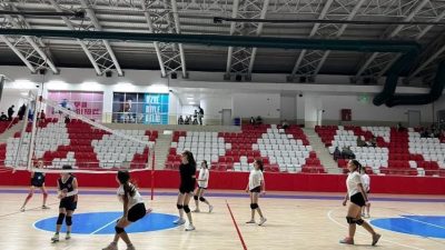 Bilecik’in Bozüyük ilçesinde Merkez Kapalı Spor Salonu’nda düzenlenen voleybol etkinliği,