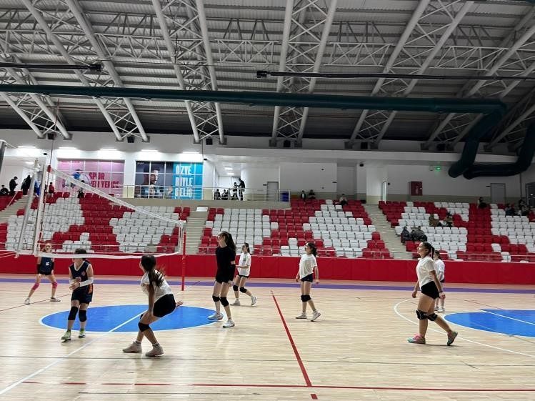 Bozüyük’te gençler voleybol sahasında buluştu Bilecik’in Bozüyük ilçesinde Merkez Kapalı Spor Salonu’nda düzenlenen voleybol etkinliği,