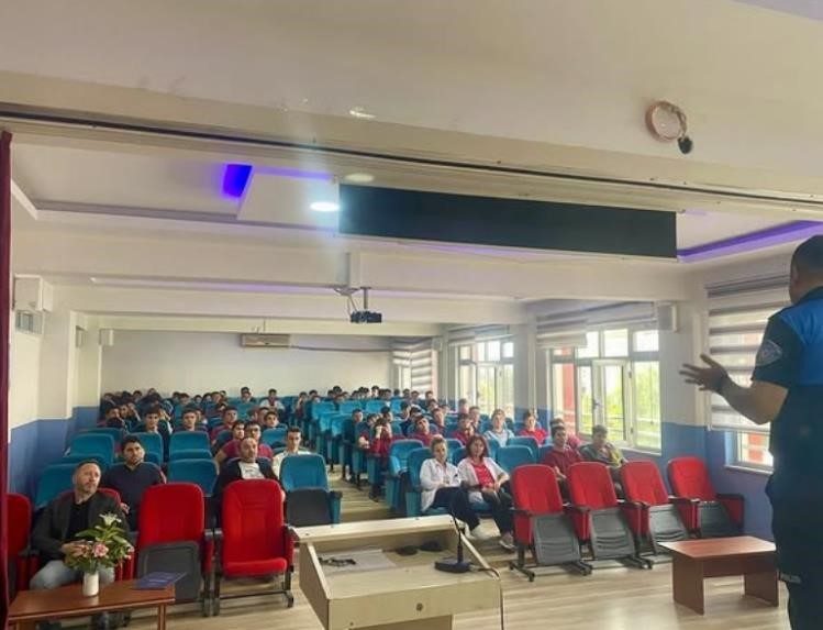 Bozüyük’te öğrencilerin farkındalığını artırmak amacıyla bilgilendirme semineri düzenlendi. Bozüyük İlçe