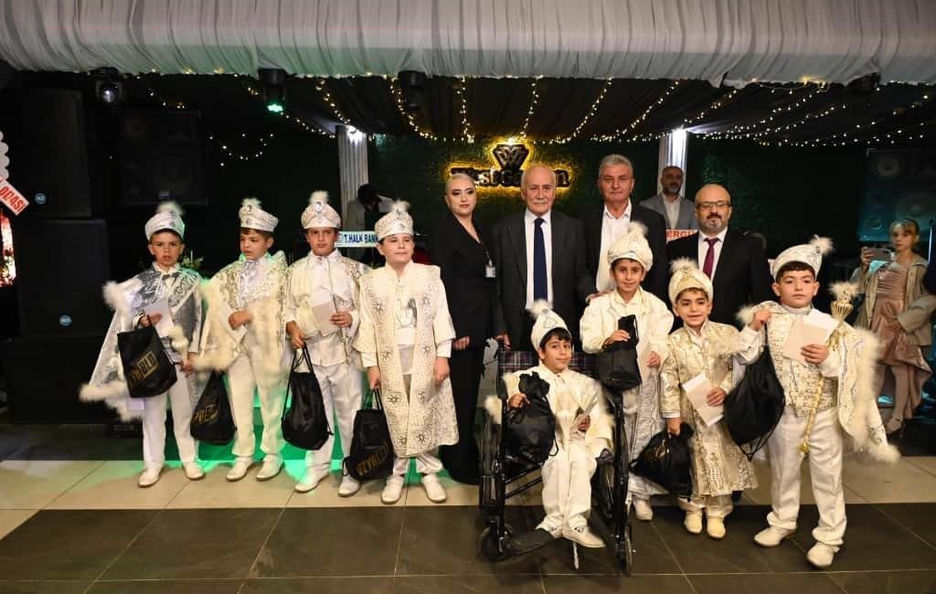 Bozüyük’te toplu sünnet düğünü heyecanı Bilecik’in Bozüyük ilçesinde düzenlenen Toplu Sünnet Düğünü organizasyonunda 65 çocuk