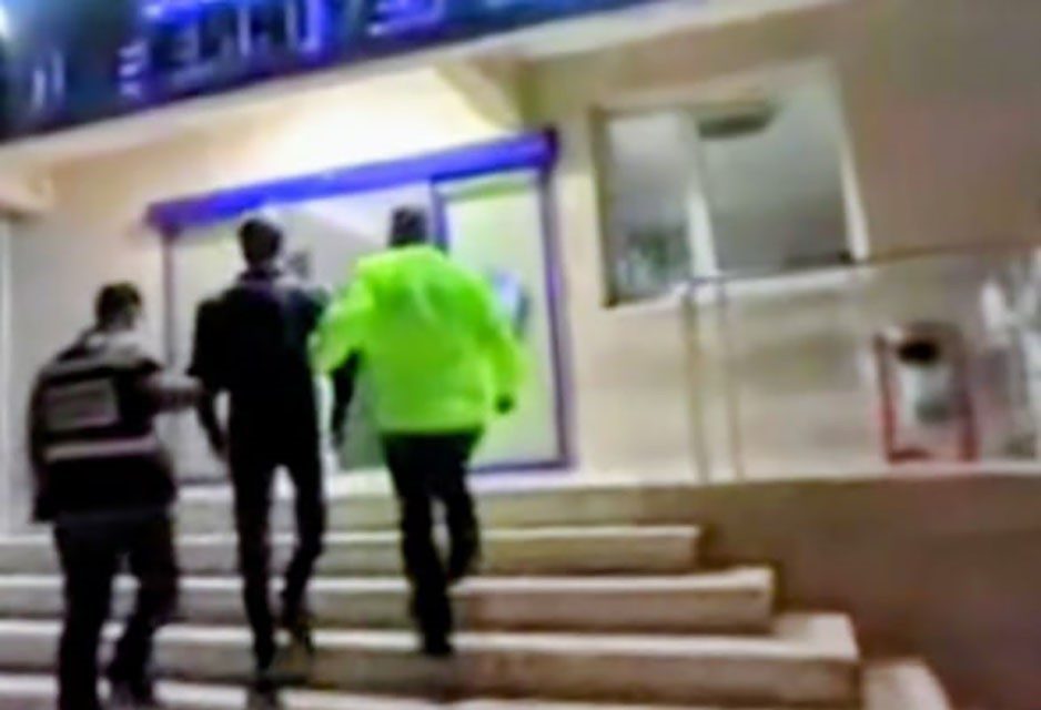 Bozüyük’te trafik kurallarını hiçe sayan motosikletliye 66 bin TL ceza Bilecik’in Bozüyük ilçesinde motosikletiyle trafik güvenliğini tehlikeye atan ve bu