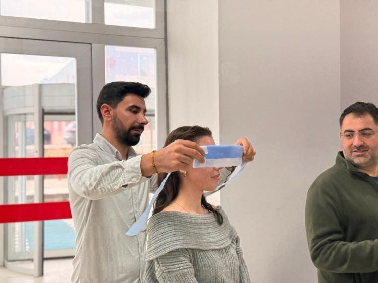 Bilecik Şeyh Edebali Üniversitesi’nde (BŞEÜ) öğrenciler, görme engelli bireylerin yaşadığı