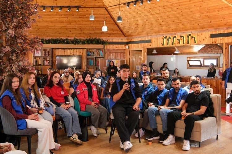 BŞEÜ’de gençlik destek sistemi tanıtıldı Gençlik Hizmetleri Genel Müdürü Dr. Enes Efendioğlu, UNİDES Projesi kapsamında