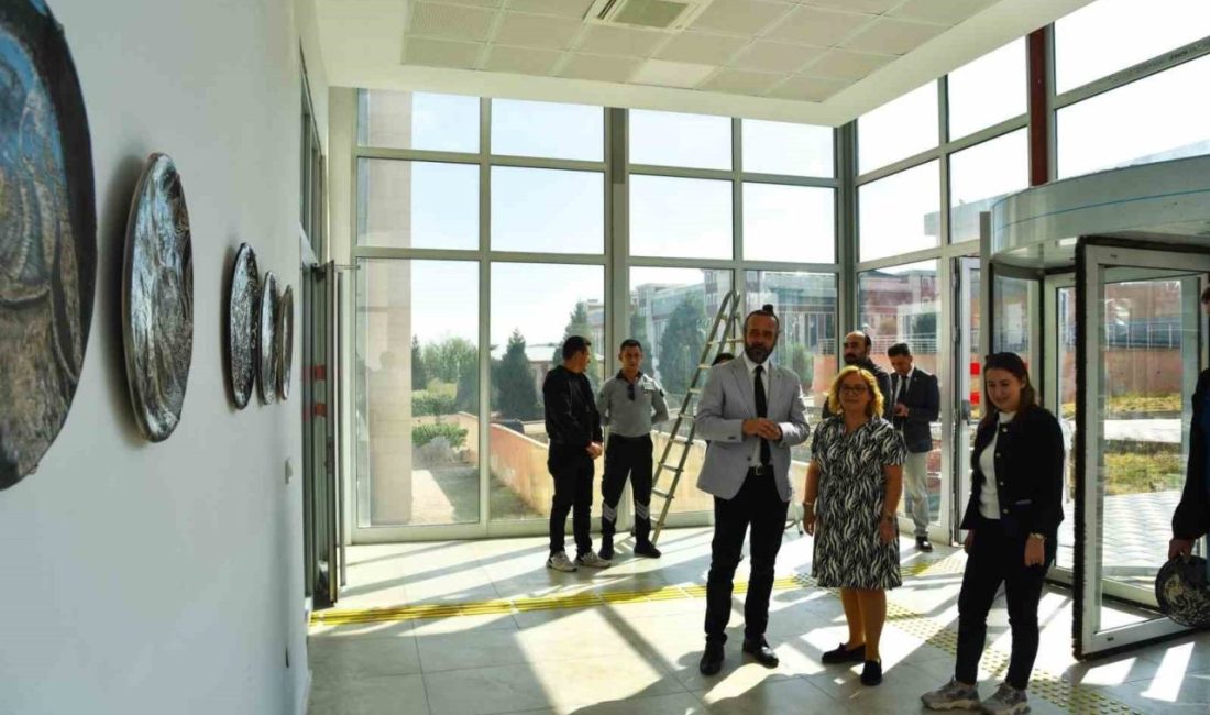 BŞEÜ’de sanat ve estetik buluştu Bilecik Şeyh Edebali Üniversitesi (BŞEÜ) Sağlık Bilimleri Fakültesi giriş alanı,