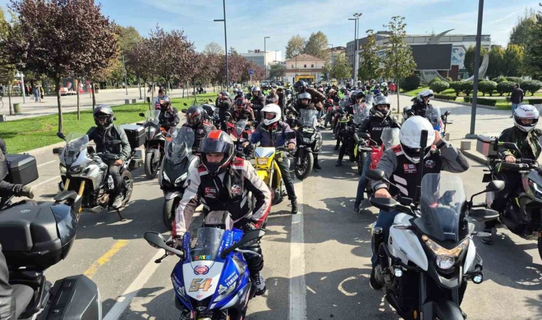Bu kez Cumhuriyet için kontak açtılar Düzce’de 29 Ekim Cumhuriyet Bayramı kutlamaları kapsamında motosiklet kulüpleri ve