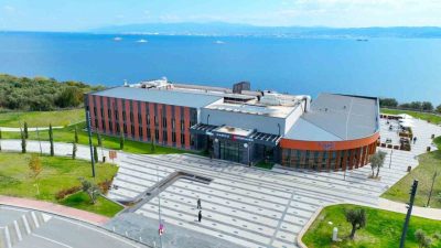 Kocaeli Büyükşehir Belediyesi’nin millet bahçelerinde inşa ettiği kütüphaneler, dünyanın en