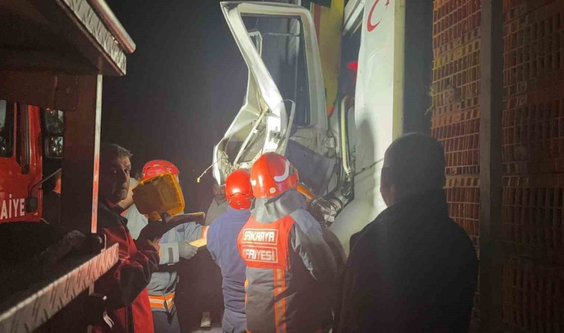 Canlı tavuk yüklü tır başka bir tıra arkadan çarptı: Kabinde sıkışan sürücüyü itfaiye kurtardı Sakarya’nın Pamukova ilçesinde D-650 kara yolunda canlı tavuk yüklü tır,