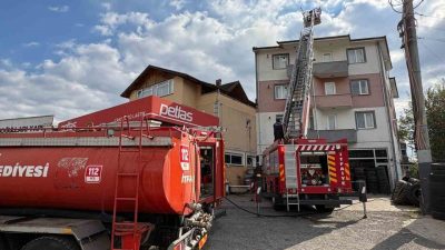 Sakarya’nın Hendek ilçesinde 3 katlı binanın çatısında yapılan tadilatta izolasyon