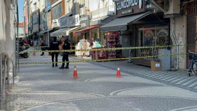 Sakarya’nın Akyazı ilçesinde duvarlarından çatırdama sesleri gelen 2 katlı bina