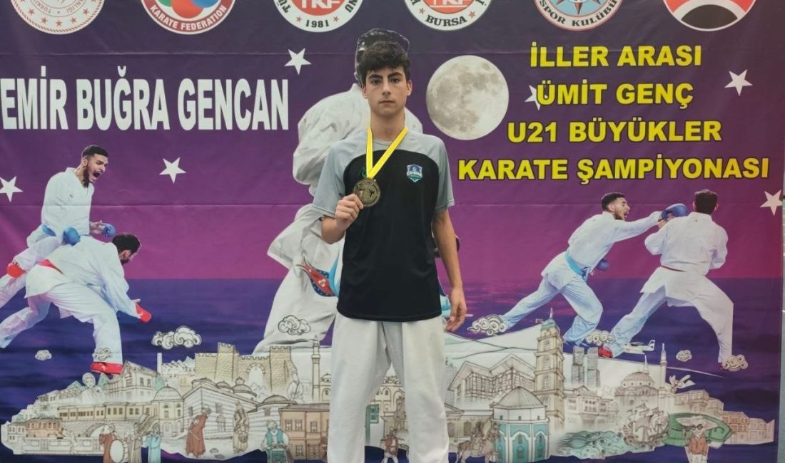 Çayırovalı karateciler, Bursa’dan 3 madalyayla döndü Çayırova Belediyesi Eğitim Spor Kulübü karate takımı sporcuları, Bursa’da düzenlenen