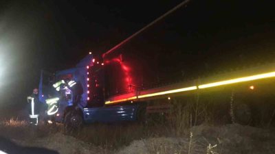 Kastamonu’nun Tosya ilçesinde yoldan çıkarak tarlaya devrilen tırın sürücüsü öldü.