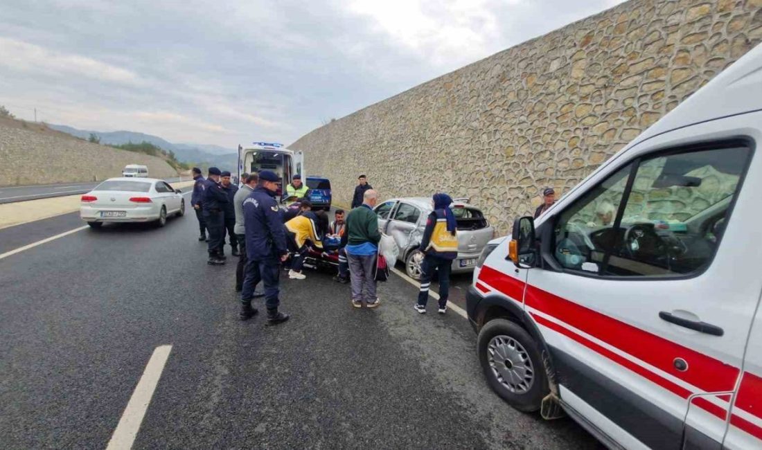Cenazeye giden aile kaza yaptı: 3 yaralı İstanbul’dan Samsun’a cenazeye giden ailenin içinde bulunduğu otomobil, Kastamonu’da kontrolden