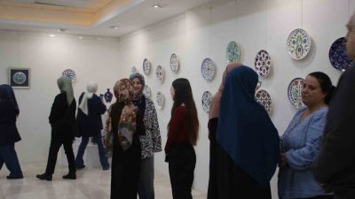 Sakarya Üniversitesinde düzenlenen “Zamanda Geleneksel Yolculuk; Çini” sergisi, öğrencilerin özgün