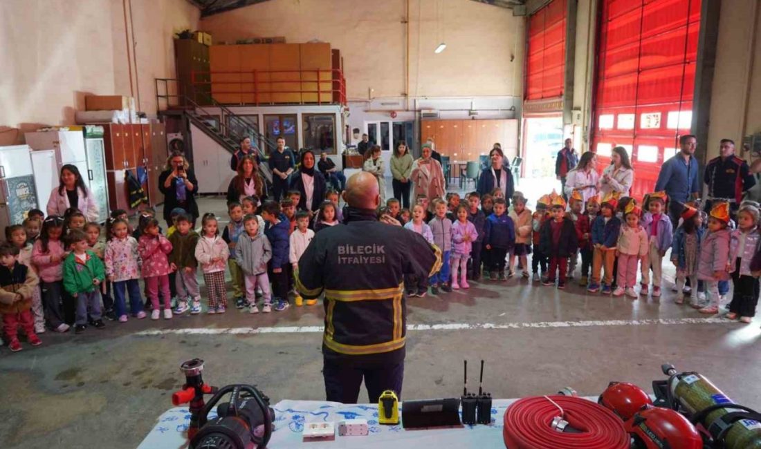 Çocuklar itfaiyecilerle buluştu Bilecik’te İtfaiye Haftası etkinlikleri kapsamında öğrenciler, itfaiye çalışanlarıyla bir araya