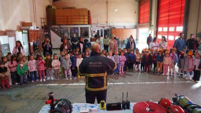 Bilecik’te İtfaiye Haftası etkinlikleri kapsamında öğrenciler, itfaiye çalışanlarıyla bir araya