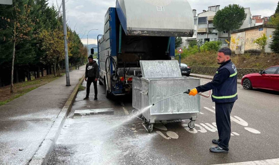 Çöp konteynerler yıkanarak dezenfekte ediliyor Gölcük’te ilçe genelinde bulunan çöp konteynerler, ekipler tarafından düzenli olarak
