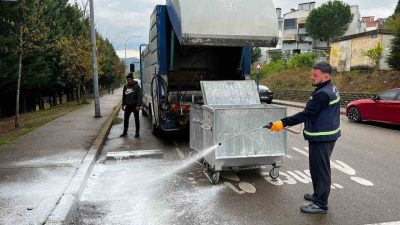 Gölcük’te ilçe genelinde bulunan çöp konteynerler, ekipler tarafından düzenli olarak