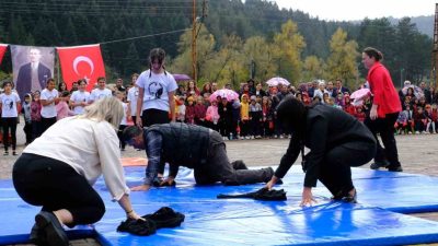 Kastamonu’nun Azdavay ilçesinde jimnastik gösterisinde yağmur sebebiyle minderden düşen kızını