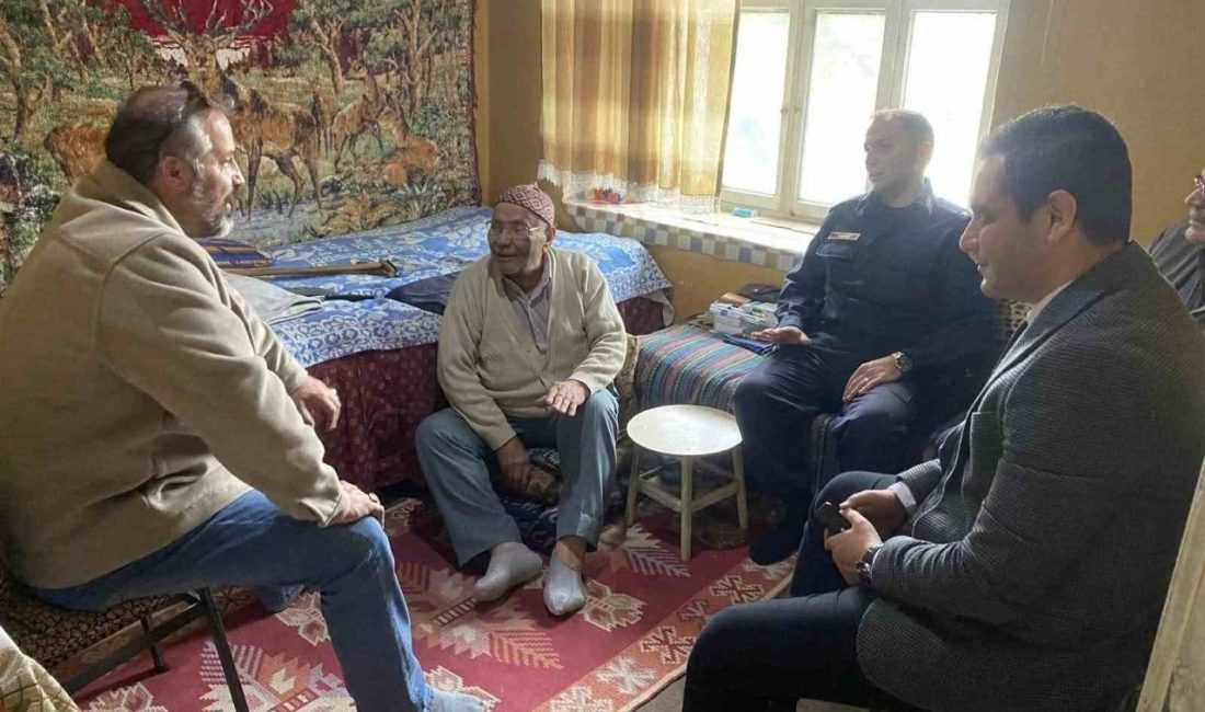 Cumhuriyetle aynı yaşı paylaşan vatandaşlara vefa buluşması Osmaneli Kaymakamı Abdüssamed Kılıç, Cumhuriyetle aynı yaşta olan vatandaşlar evlerinde