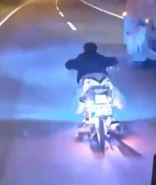 D-100 kara yolunun Bolu geçişinde motosikletle akrobatik hareketler yaparak trafiği