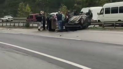 Sakarya’nın Serdivan ilçesi D-100 kara yolunda sürücüsünün kontrolünden çıkan otomobil