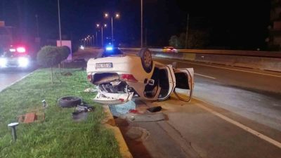 Kocaeli’nin Karamürsel ilçesinde D-130 kara yolunda kontrolden çıkan otomobilin bariyerlere