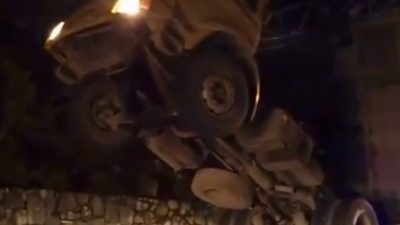 Bolu’nun Göynük ilçesinde seyir halindeyken damperi açık kalan kamyon, yol