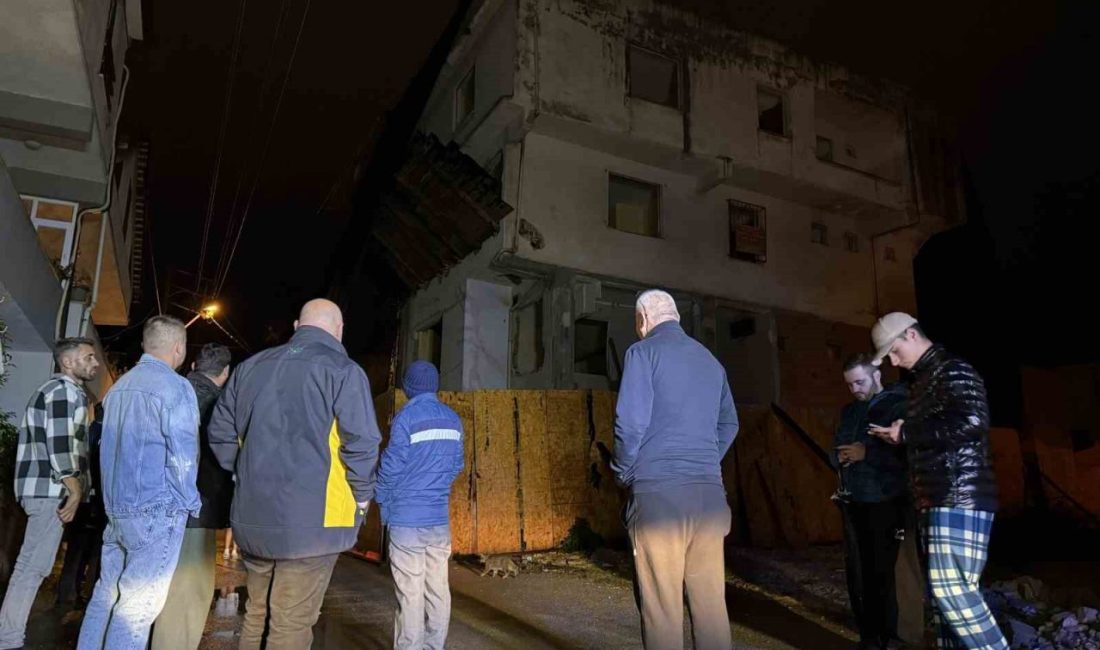 Depremin ardından hasarlı metruk bina korkuttu: Sokak trafiğe kapatıldı SAKARYA (İHA) – Balıkesir’in Sındırgı ilçesinde meydana gelen 6.1 büyüklüğündeki