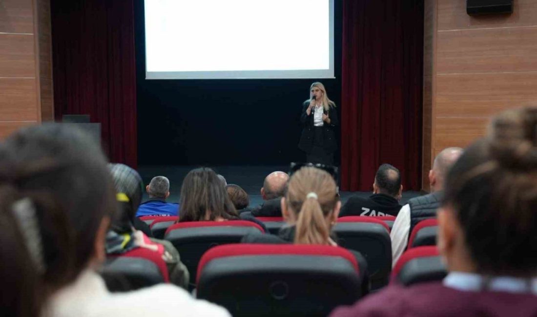 Doğru iletişim teknikleri ve stres yönetimi anlatıldı Düzce Belediyesi kurum içi eğitim çalışmalarını sürdürüyor. İnsan Kaynakları ve
