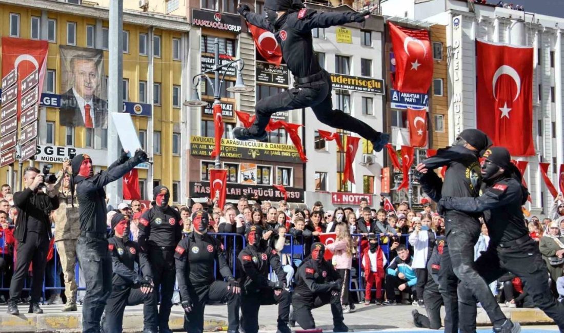 Dövüş sanatlarındaki hünerlerini sergileyen jandarma komandolar nefes kesti Kastamonu’da jandarma komandolar, Cumhuriyet Bayramı töreninde dövüş sanatlarındaki hünerleriyle büyük